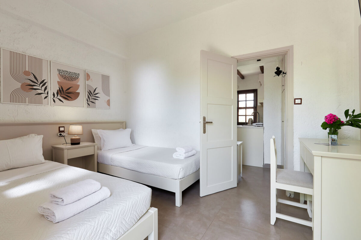 Mila Malia Studios Standard Triple Twin Studio II LXVIII Mila Malia Studios Standard Triple Twin Studio II LXVIII