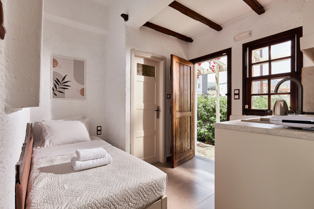 Mila Malia Studios Standard Triple Twin Studio II LXX Mila Malia Studios Standard Triple Twin Studio II LXX