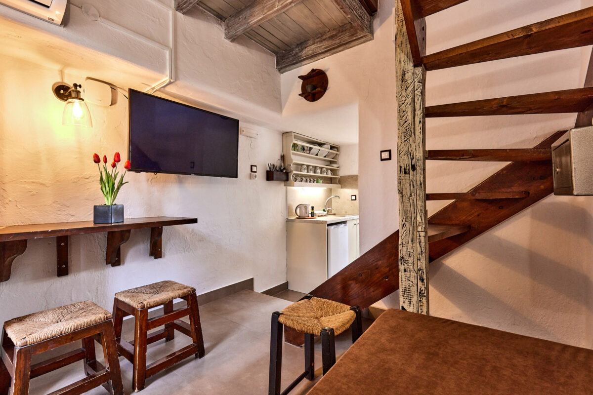 Mila Malia Studios Superior Quintuple Studio CV Mila Malia Studios Superior Quintuple Studio CV