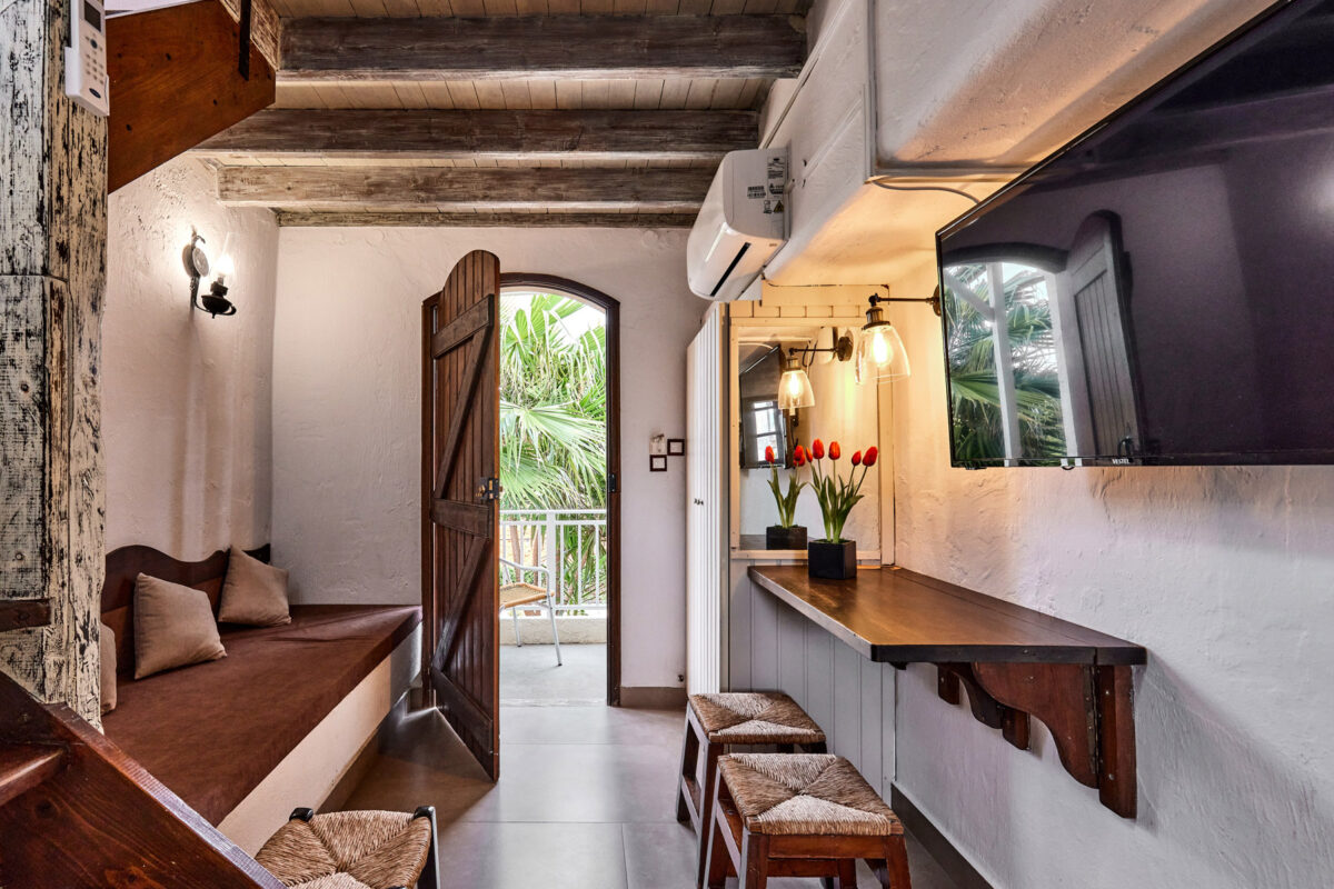 Mila Malia Studios Superior Quintuple Studio CVII Mila Malia Studios Superior Quintuple Studio CVII